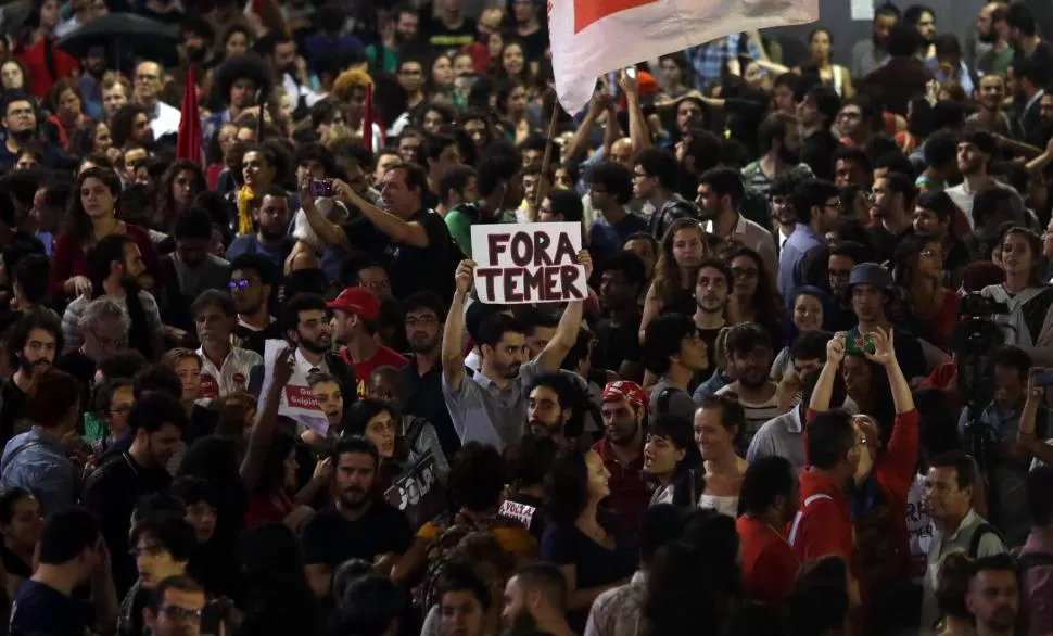 EN RÍO DE JANEIRO. Militantes del Partido de los Trabajadores salieron a las calles a protestar contra Temer reuters