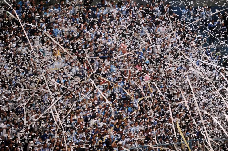 SIEMPRE ESTÁN. Los hinchas de Atlético asistieron en masa al Monumental el último sábado ante Rafaela y prometen hacerlo durante toda la temporada.  LA GACETA / FOTO DE DIEGO ARÁOZ (ARCHIVO)