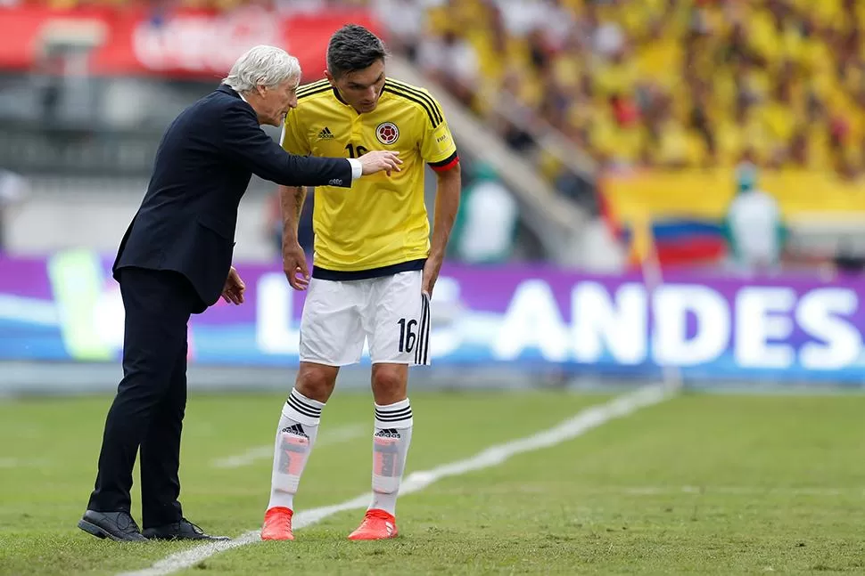 TAMBIÉN SE QUEDA AFUERA. Daniel Torres, quiene escucha a Pekerman, se perderá el partido con Brasil por acumulación de amarillas.
REUTERS