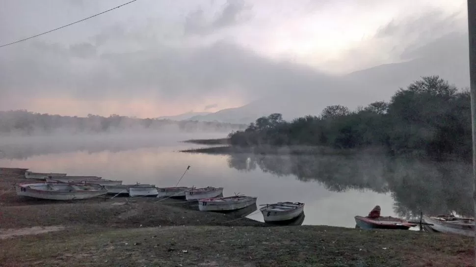 UN LUGAR MARAVILLOSO. El Cadillal, pese a que las autoridades siguen sin reconocer su potencial, atrae a miles de pescadores que concurren con sus familias a disfrutar de los paisajes y de la actividad.-LA GACETA/FOTO DE GUSTAVO RODRÍGUEZ.-
