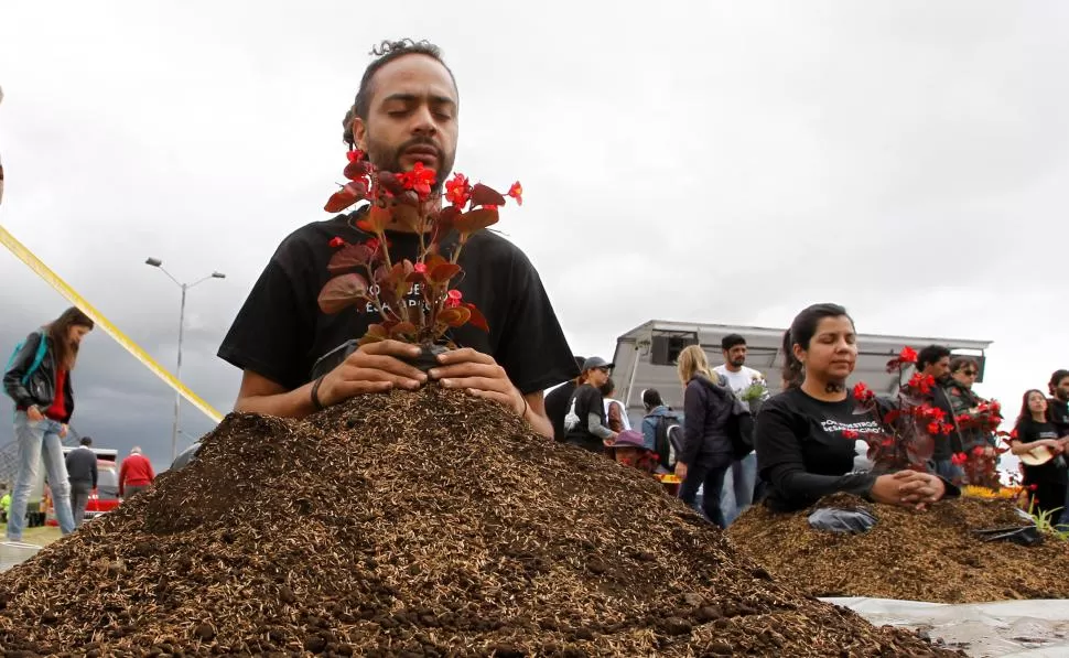 EN BOGOTÁ. Familiares de personas desaparecidas en el conflicto interno entre la guerrilla y el gobierno realizaron un recordatorio en la capital. reuters