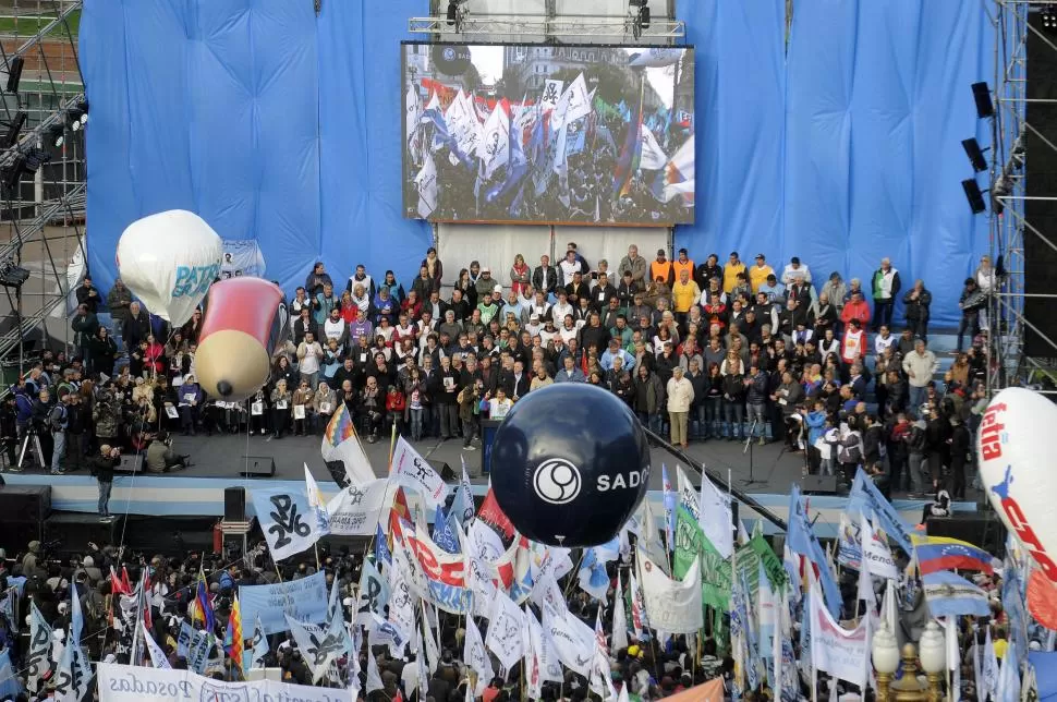 DOS DÍAS DE MOVILIZACIÓN. Dirigentes sindicales y sociales partieron desde distintos puntos del país el miércoles, y confluyeron ayer en la Capital Federal. dyn