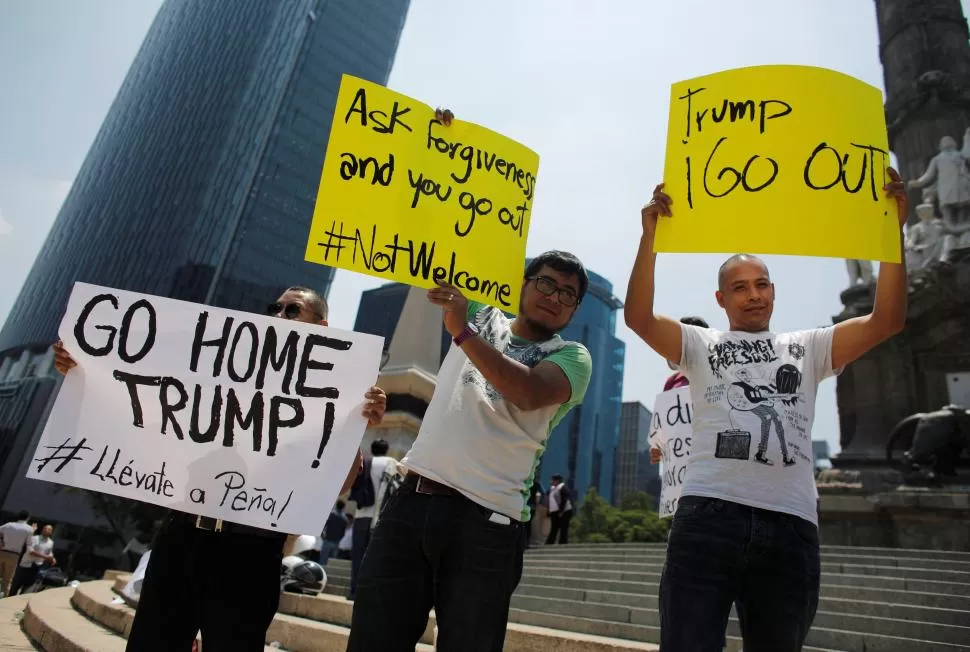 EL PEOR RECIBIMIENTO. Los mexicanos salieron a la calle para oponerse a la visita de Trump. Peña Nieto los ignoró y se reunió con el candidato republicano. REUTERS