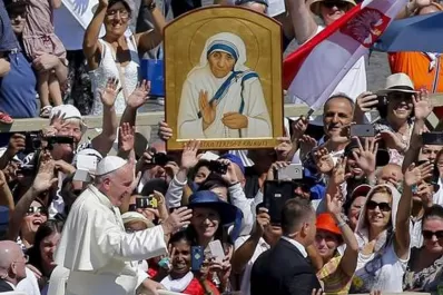 El Papa Francisco declaró Santa a la Madre Teresa ante más de 150.000 personas