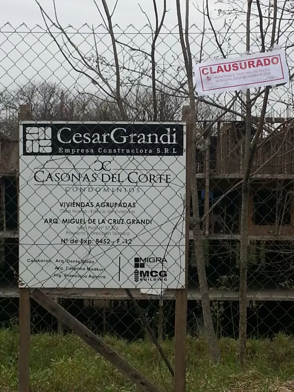 TORRES. Las fajas, en la entrada del emprendimiento “Casonas del Corte”  prensa municipalidad de yerba buena