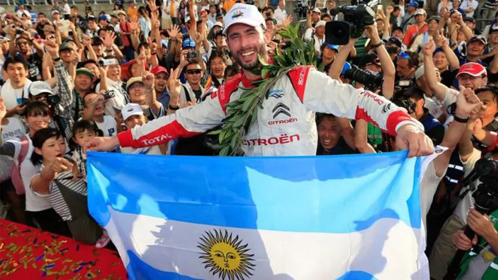 CON LA BANDERA. Pechito López festejó en Japón. 