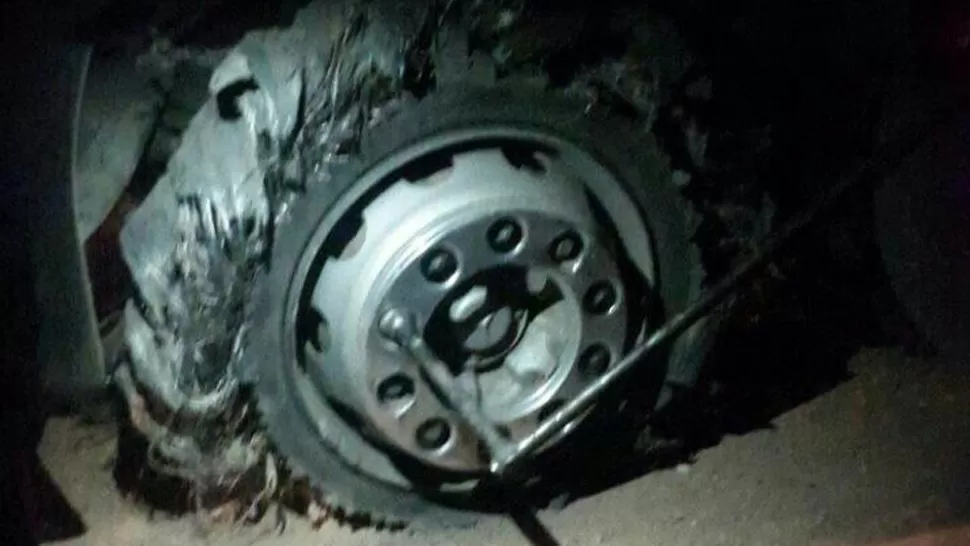 NADA GRAVE. La rotura del neumático apenas fue un contratiempo en el cronograma del viaje Santo. FOTO TOMADA DE TWITTER.COM/LAPAGINACIRUJA