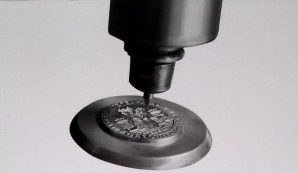 DURANTE LOS TIEMPOS DEL “1 A 1”. La obra establece, desde el título, que el plan de convertibilidad (fue implementado durante la presidencia de Carlos Menem por el entonces ministro de Economía, Domingo Cavallo) tendría, desde su inicio, un futuro de fracaso.  