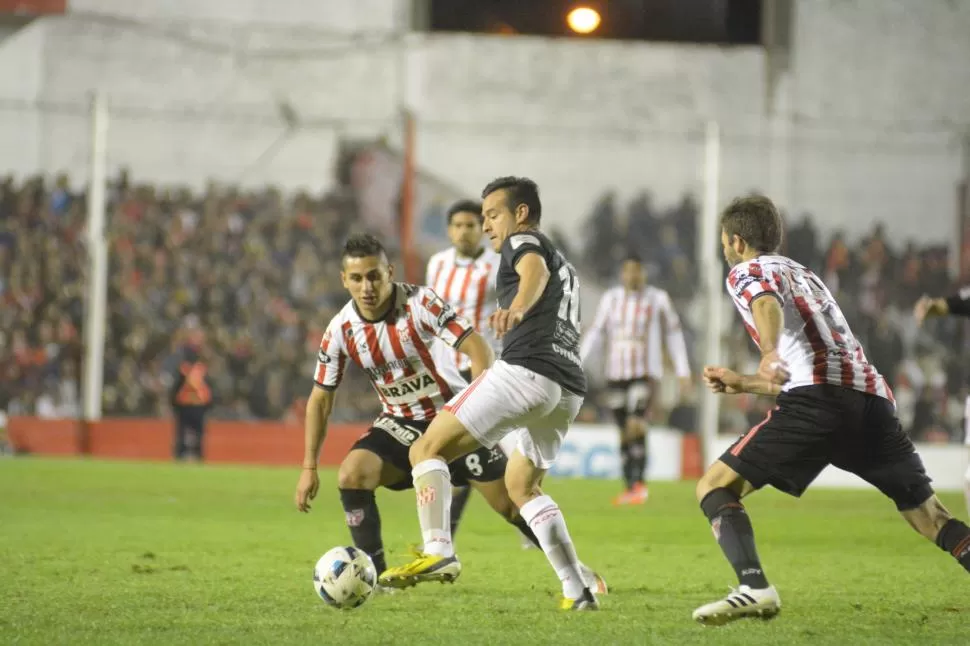 FLOJO RENDIMIENTO. Viturro estuvo prácticamente ausente en el partido; San Martín precisa que el volante creativo aparezca. FOTO DE ARIEL CARRERAS (ESPECIAL PARA LA GACETA)