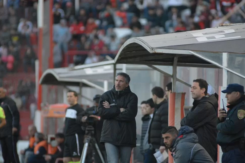 UN GRAN DOLOR DE CABEZA. Cagna sabe que su equipo tiene que mejorar cuando sufre las jugadas de pelota parada. la gaceta / FOTO DE JORGE OLMOS SGROSSO