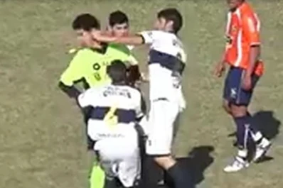 Brutal agresión a un árbitro termina con un partido suspendido en Santa Fe