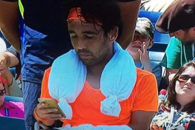 Hizo trampa: Baghdatis revisó su celular en pleno partido del US Open y fue sancionado