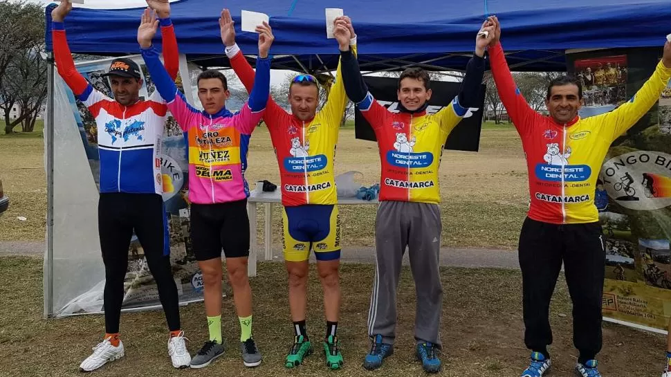 PODIO. Marcelo Agüero (en el centro) se adjudicó la prueba en Lomas de Tafí. gentileza asociacion ciclista tucumana 