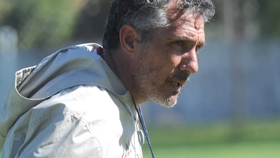 FELIZ. Cagna fue el apuntado por todos los hinchas “santos” que fueron a cancha de All Boys. El DT se prestó para las fotos. la gaceta / foto de Hector Peralta