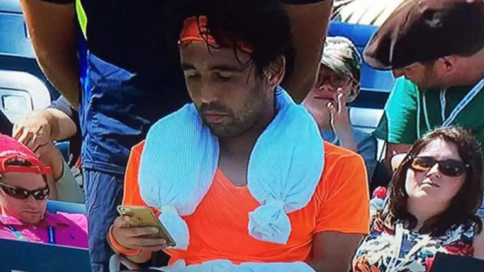 Hizo trampa: Baghdatis revisó su celular en pleno partido del US Open y fue sancionado