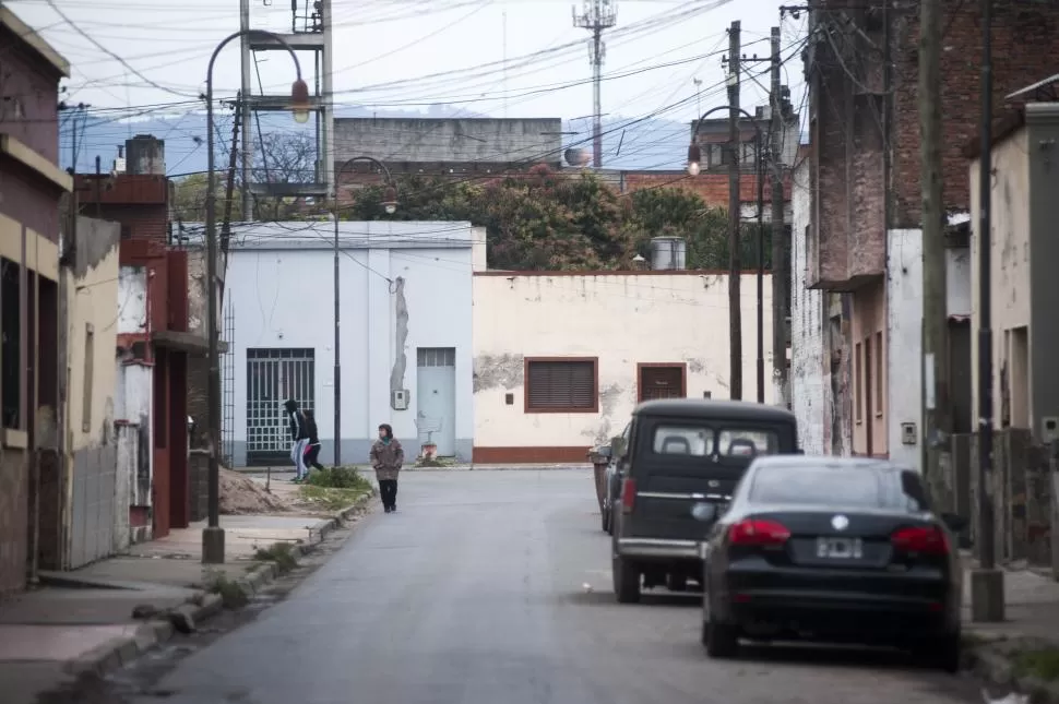 NO SE VE NADA. La cuadra hace un codo, lo que impide a los vecinos poder tener mayor seguridad. la gaceta / foto de diego aráoz