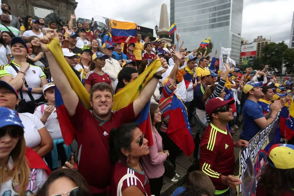 REPUDIO EN MÉXICO. Una multitud de venezolanos que viven en la Ciudad de México protestaron también el jueves contra Nicolás Maduro. fotos reuters 