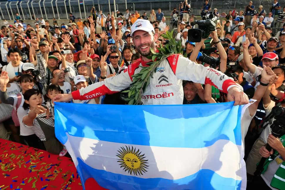 CON LA BANDERA. Una vez más, “Pechito” llevó al automovilismo argentino a lo más alto de la escena internacional. Citroën Racing 