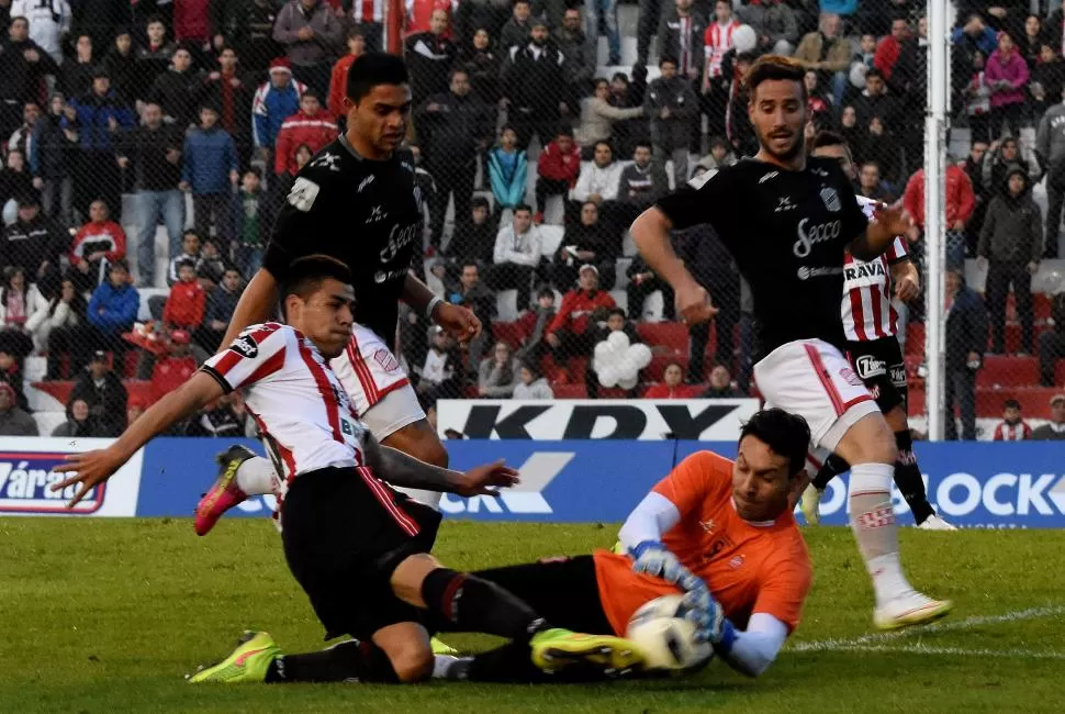 CON TODAS LAS LUCES. César Taborda estuvo muy atento durante los 90 minutos y cumplió una labor casi perfecta. En la acción de la foto, le tapa un gran mano a mano al volante Diego Medina. telam 