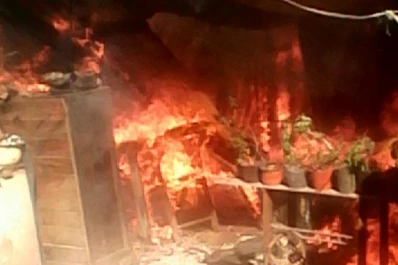 Una familia perdió todo al incendiarse su casa prefabricada de madera