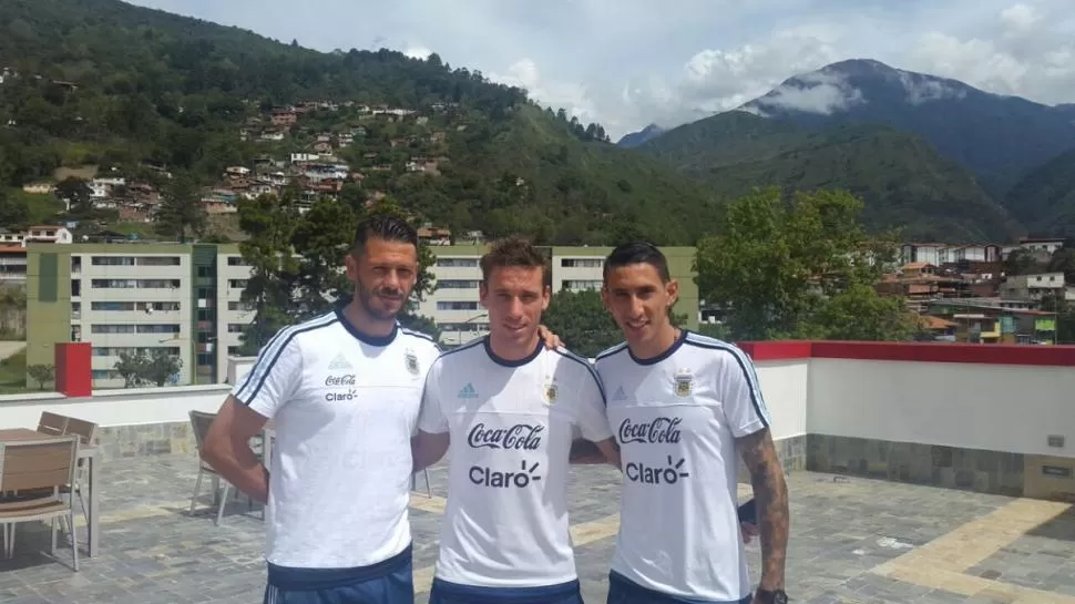 POSTAL. Demichelis, Biglia y Di María posan en la terraza del hotel boutique que la AFA eligió para que la Selección pase su estadía en la localidad venezolana de Mérida. PRENSA AFA