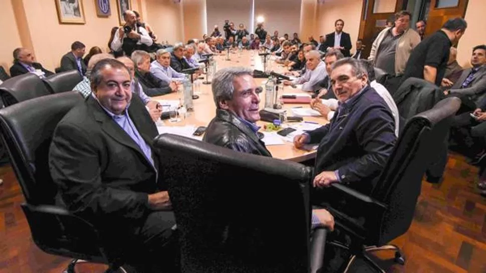 TRIUNVIRATO. La reunión del consejo directivo de la nueva CGT (Télam)