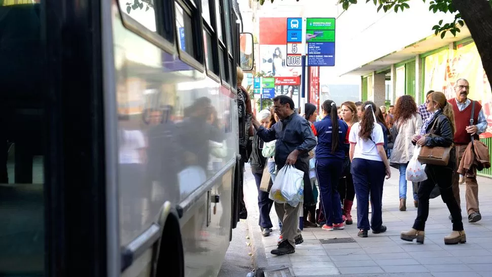 EN LAS PARADAS. Los pasajeros se oponen a los aumentos. ARCHIVO