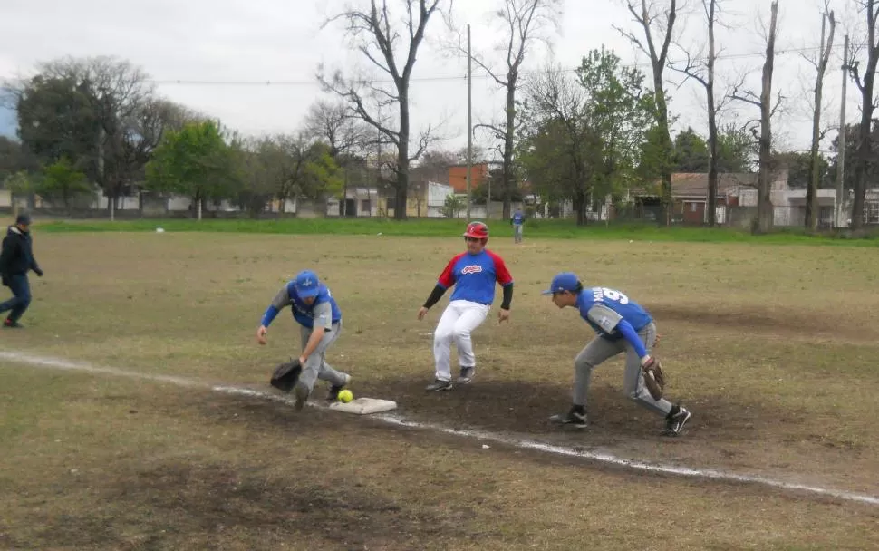 EN ACCIÓN. Indios desaprovechó una chance y perdió. foto de IGNACIO BUZZETTI