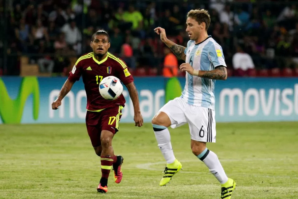 Lucas Biglia, de Argentina, se lleva el balón ante José Martínez, de Venezuela.
FOTO DE REUTERS