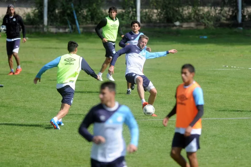 SANGRE, SUDOR Y LÁGRIMAS. Menéndez se esfuerza para llegar a una pelota durante el entrenamiento de ayer, en Ojo de Agua. Así lo hace en los últimos minutos de los partidos para intentar hacer goles.  LA GACETA / FOTO DE franco vera