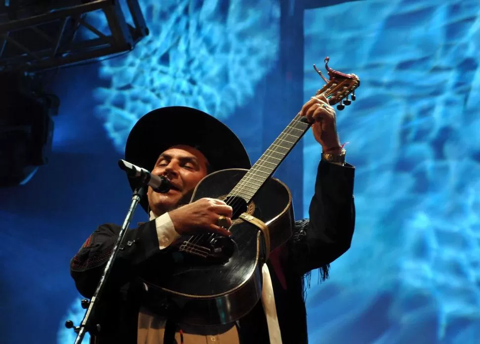 UN TRIBUTO. El Chaqueño Palavecino decidió homenajear a Atahualpa Yupanqui, con aportes tucumanos. TELAM.- 