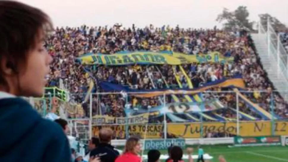 HINCHAS DE BOCA EN EL MONUMENTAL DE ATLÉTICO (FOTO DE LABOMBONERA.COM.AR)