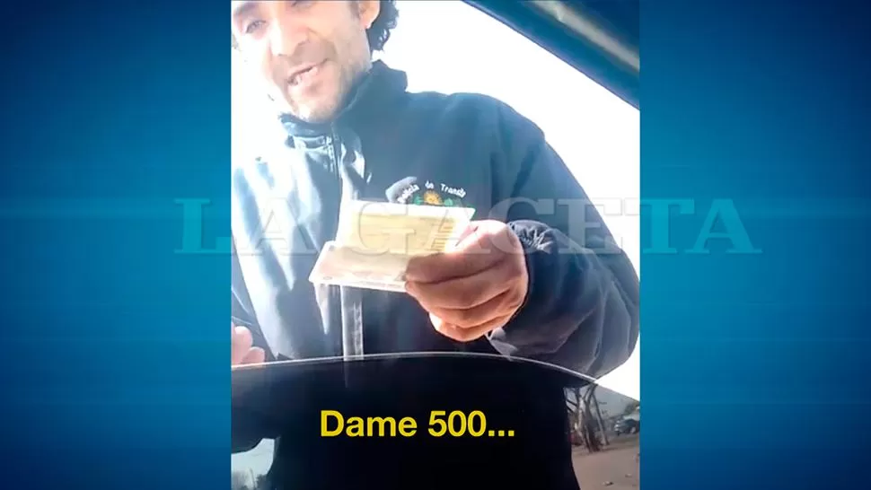 ESCRACHE. El municipal fue registrado por la cámara de un celular. 