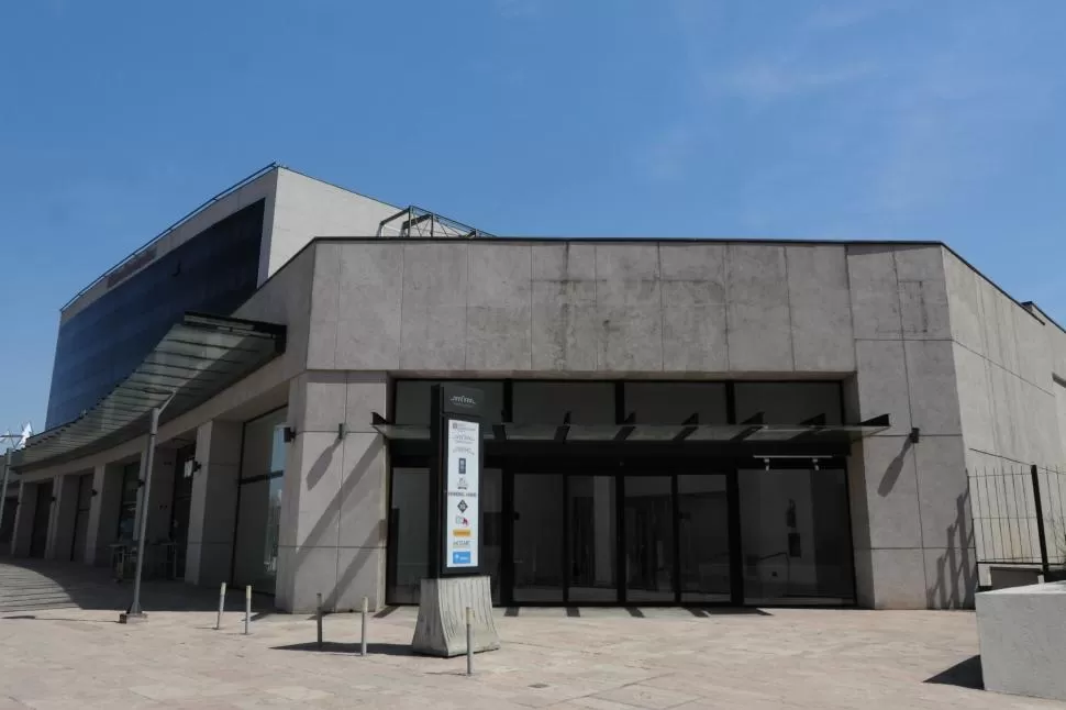 CAMBIOS EN EL FRENTE. El acceso al teatro ya no tiene la cartelería del Hilton y espera la de la Municipalidad. LA GACETA / FOTO DE ANALÍA JARAMILLO.-