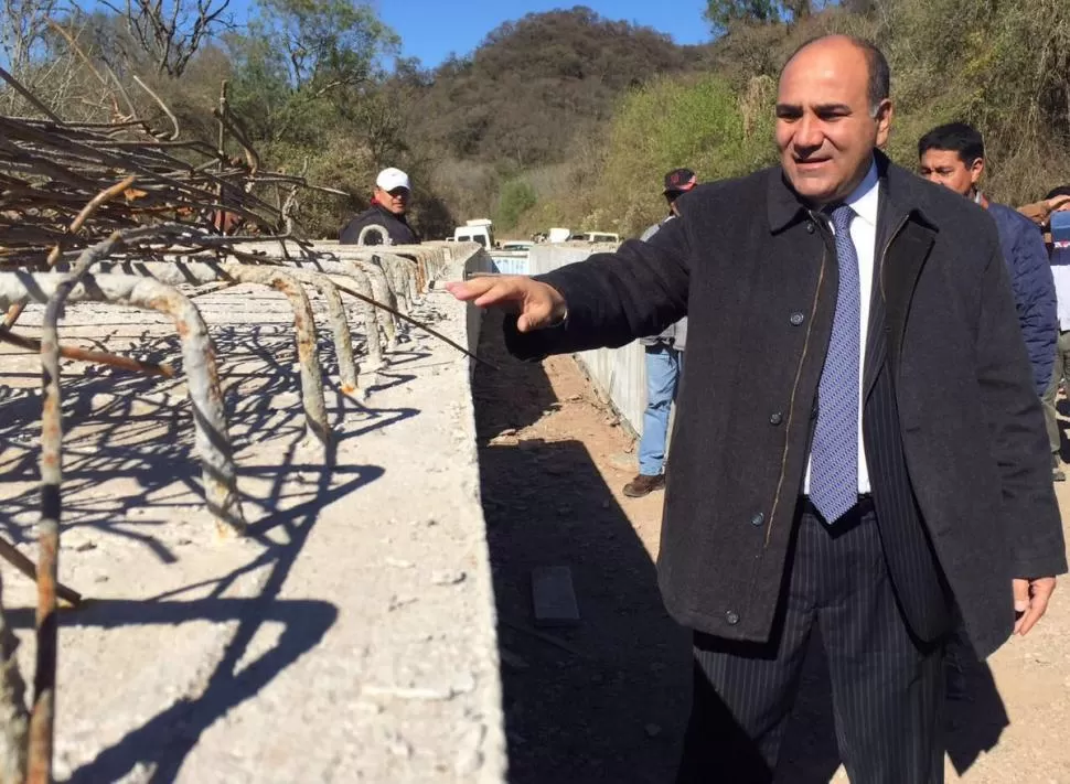 CONFIRMACIÓN. Manzur reiteró ayer que Alperovich es su asesor tras recorrer las obras del nuevo puente sobre el río La Sala, en la zona de  El Timbó. twitter @JuanManzurOK