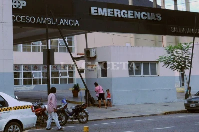 Un joven recibió un tiro en cada pierna y dos en la espalda