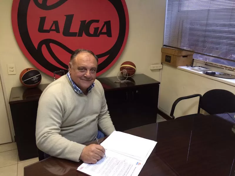 ACUERDO. El presidente José Luis Muruaga firmó el arreglo con la AdC.  foto de la liga nacional de basquetbol