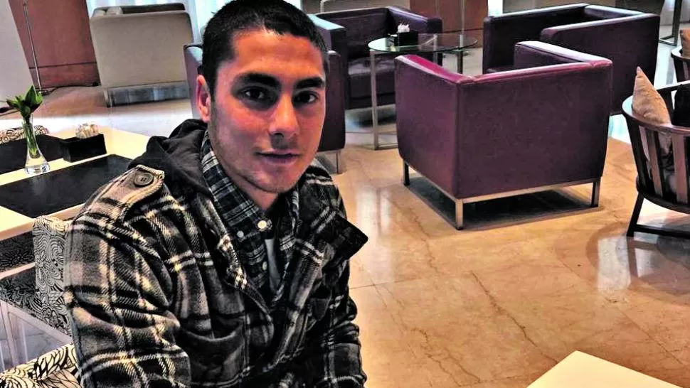 EL ÚLTIMO PASAJERO. Cirigliano sonríe después de firmar el contrato que lo vinculará con Atlético por una temporada.
