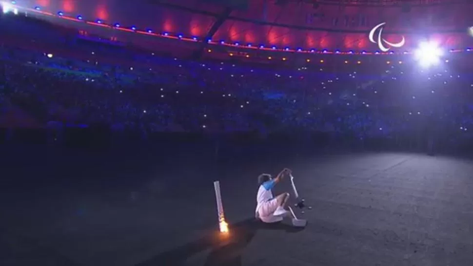 Una atleta paralímpica se cayó y tiró la antorcha pero se levantó y siguió corriendo