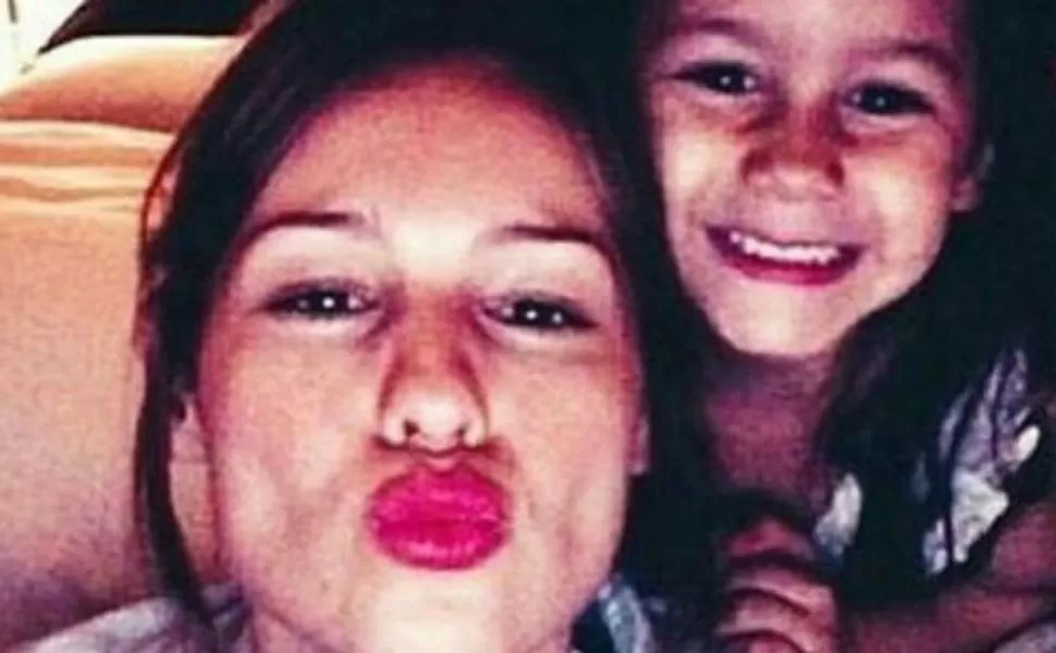 TRISTEZA. Pampita y su hija Blanca. FOTO TOMADA DE PRIMICASYA.COM