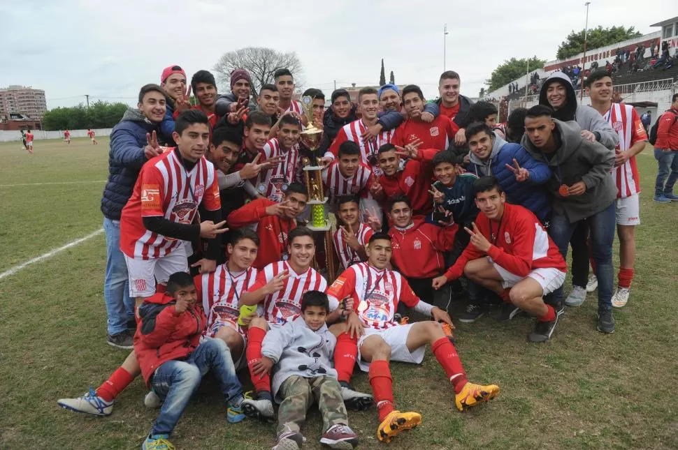 CLASE 1999. En una final que fue apasionante, San Martín le ganó por penales el clásico a Atlético. la gaceta / foto de franco vera