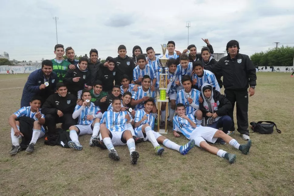 CLASE 2002. Atlético continúa por el buen camino y en el partido decisivo derrotó al CEF 18. la gaceta / foto de franco vera