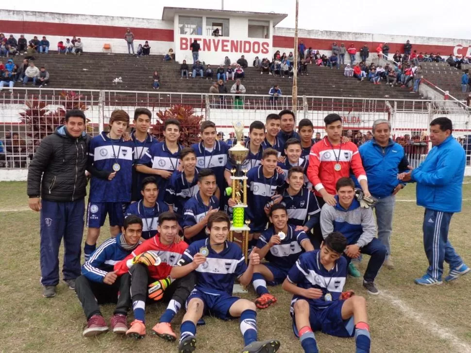 CLASE 2001. Argentinos del Norte cerró una gran campaña al vencer en la final a Jorge Newbery. foto de miguel monasterio