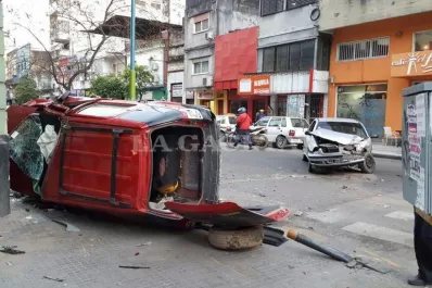Una Eco Esport quedó a centímetros de una vidriera por un choque en Salta y San Martín