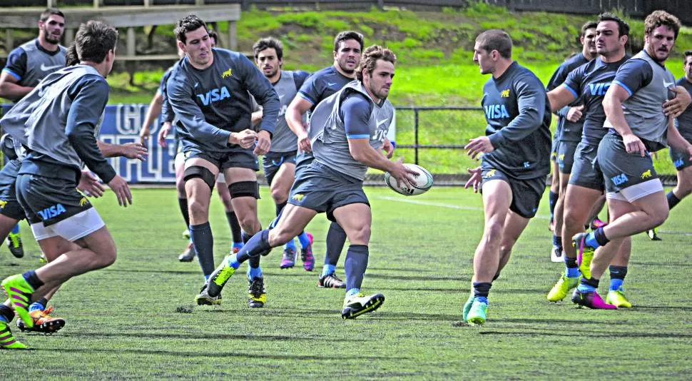 ENSAYANDO EL PLAN. Nicolás Sánchez, rodeado por Guido Petti, Lucas Noguera Paz, Tomás Cubelli y Lucas González Amorosino. Con 21 puntos en los primeros dos partidos, el tucumano marcha segundo en la tabla de goleadores, detrás de Barrett (26). prensa uar