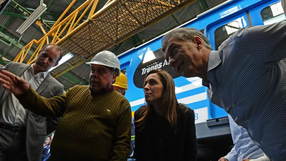 FERROVIARIOS. Macri y Vidal visitaron ayer un taller en Lavallol. DYN