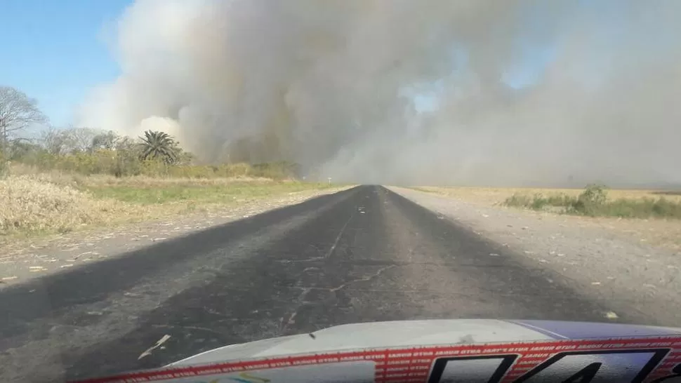 La quema de caña impide la visibilidad en la ruta 302