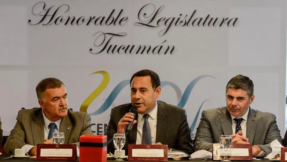 ENCUENTRO. Regino Amado (al centro), flanqueado por Osvaldo Jaldo y Julio Silman. FOTO  GENTILEZA HONORABLE LEGISLATURA DE TUCUMÁN