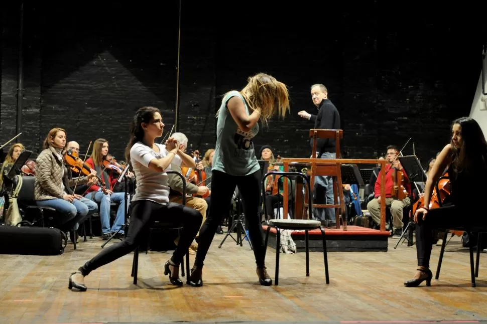 CHICAGO EN ENSAYO. Las artistas de Chapeau seducen por igual a orquesta y público en el Concierto Pop. LA GACETA / FOTO DE ANALÍA JARAMILLO.- 