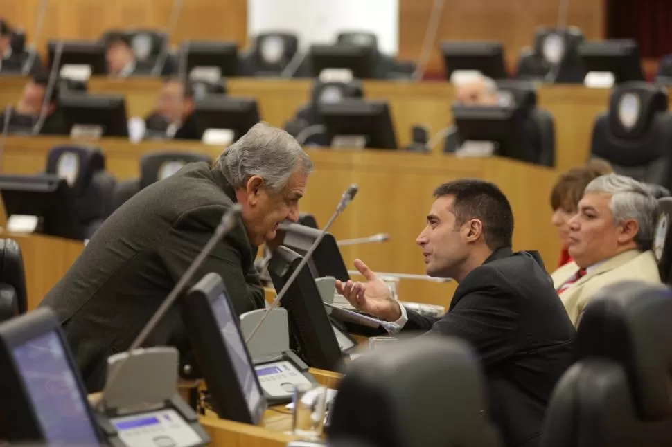 ACUERDO. El oficialista Ruiz Olivares se acerca a la banca del peronista disidente Bellomío. El consenso alcanzó a la UCR y al PRO, pero no al bussismo. prensa legislatura